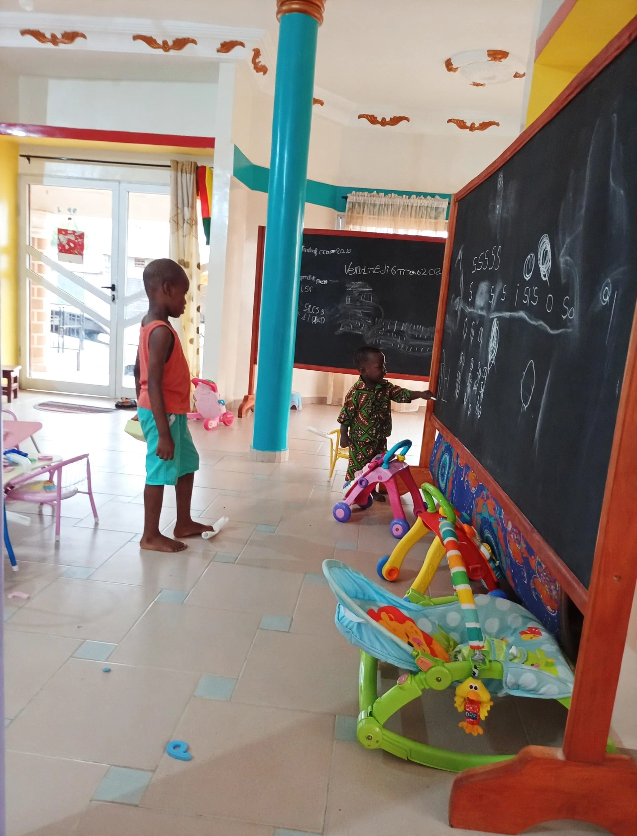 Enfants en activité dans un espace lumineux et chaleureux
