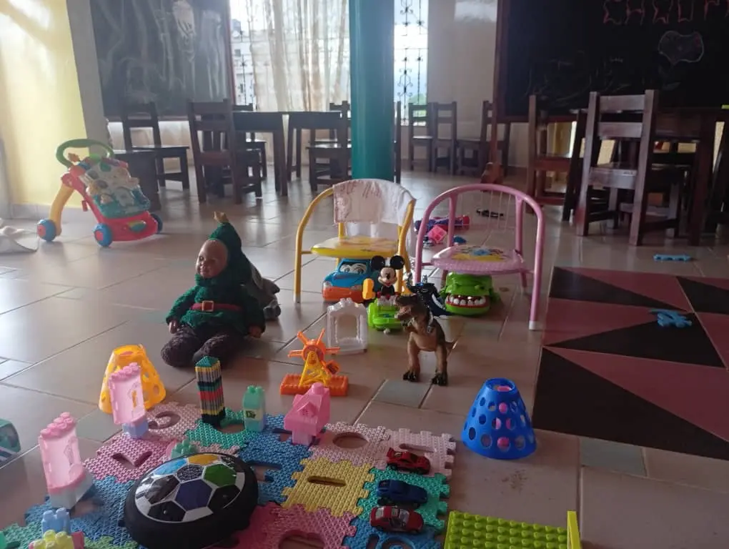 Espace de jeu – Poupée et jouets éducatifs au sol