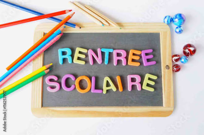Éducatrice lisant une histoire aux enfants de la maternelle